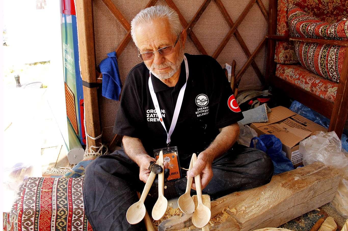 60 yıldır şimşir ağacından tahta kaşık ve tarak yapıyor
